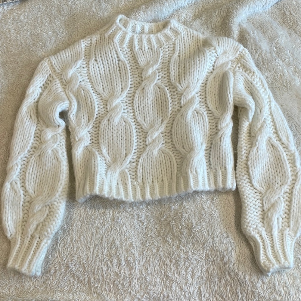 Like new Hollister White cable knit sweater - S